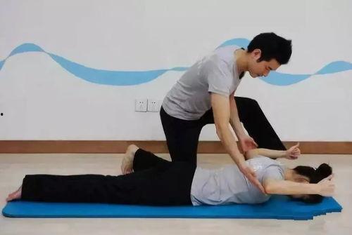 成人爬地转胸的动作视频